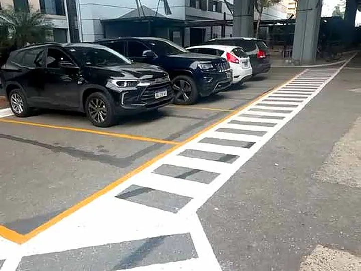 Sendas peatonales y fajas de circulación recién demarcadas en las cocheras de Artear