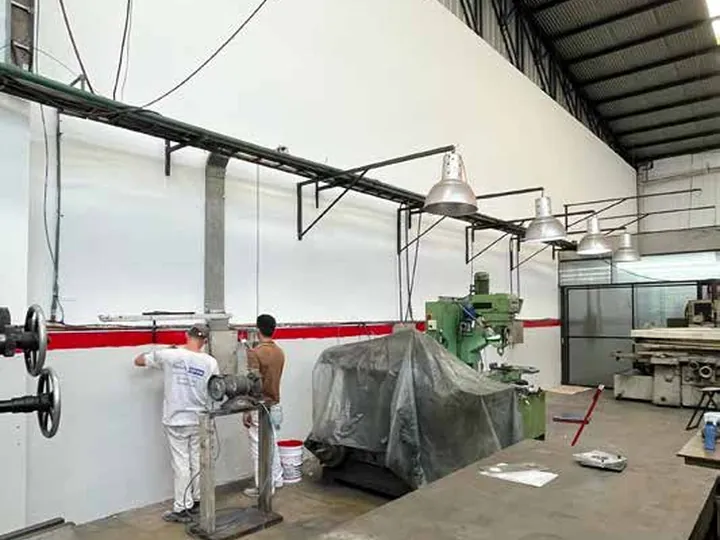 Galpón industrial de Emeplas pintado en altura por Pintura Express