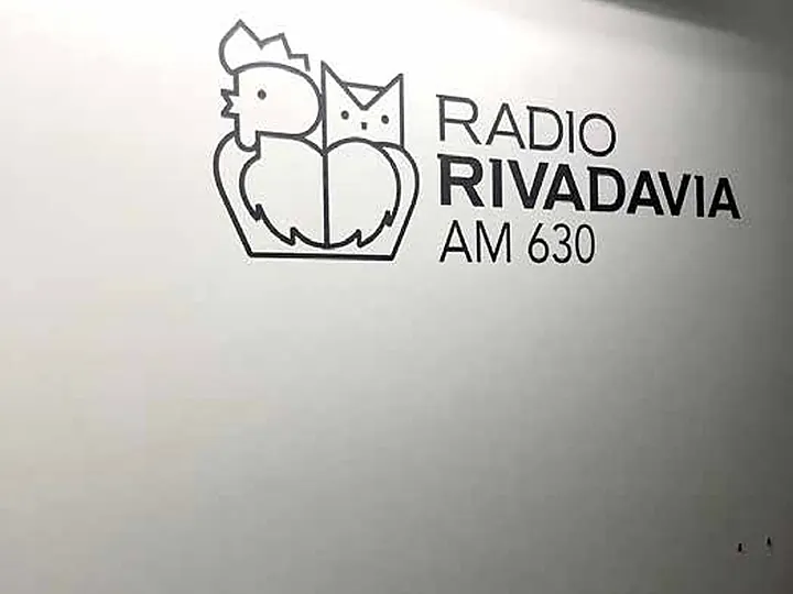 Pared terminada de las oficinas de Radio Rivadavia AM 630, con el logo de la emisora sobre el látex satinado