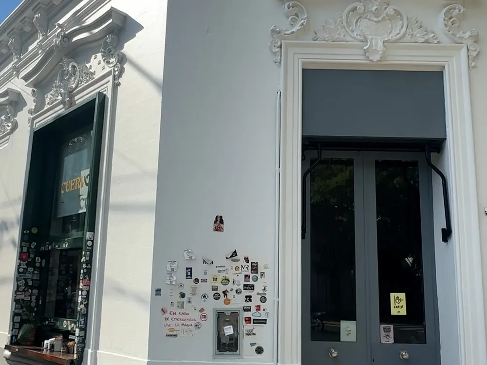 Frente de edificio antiguo en Buenos Aires con molduras restauradas y pintadas