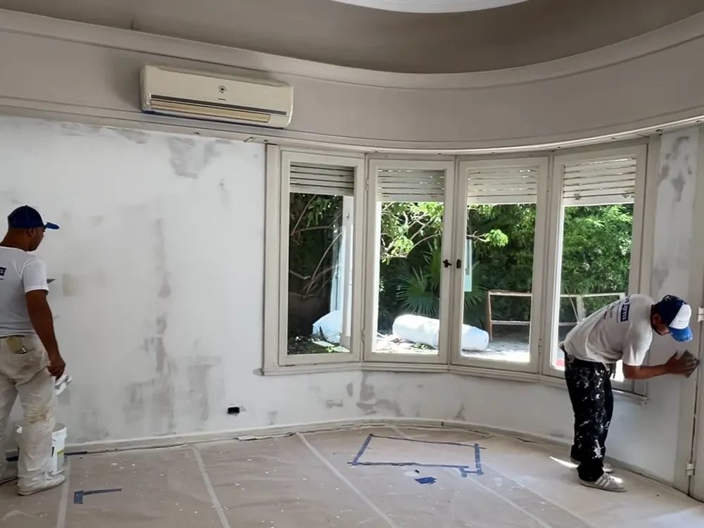 Superficie preparada y protegida antes de aplicar pintura epoxi en un piso de alto tránsito