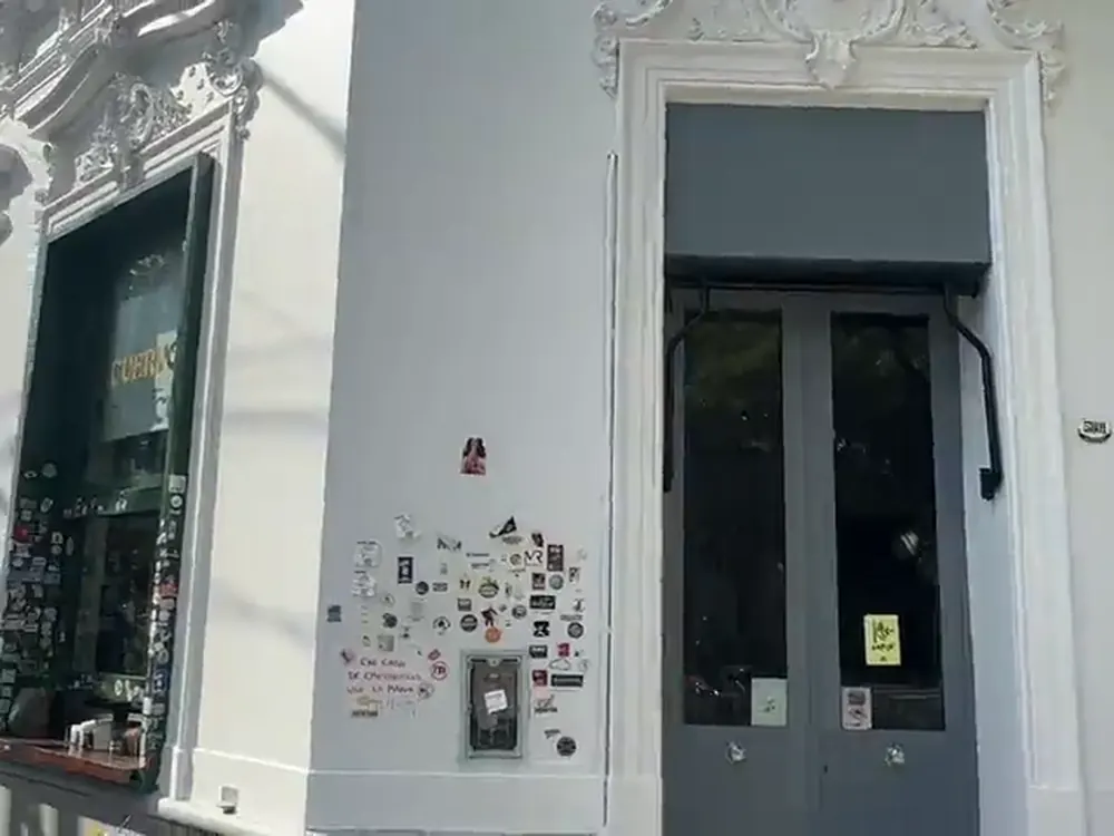 Frente de local gastronómico con molduras recuperadas y pintado en blanco por Pintura Express